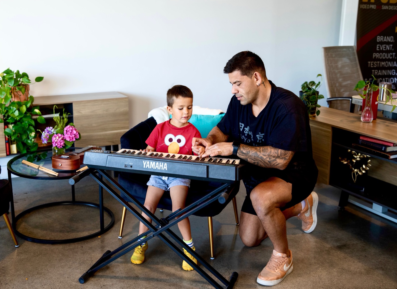 A keyboard lesson in the studio