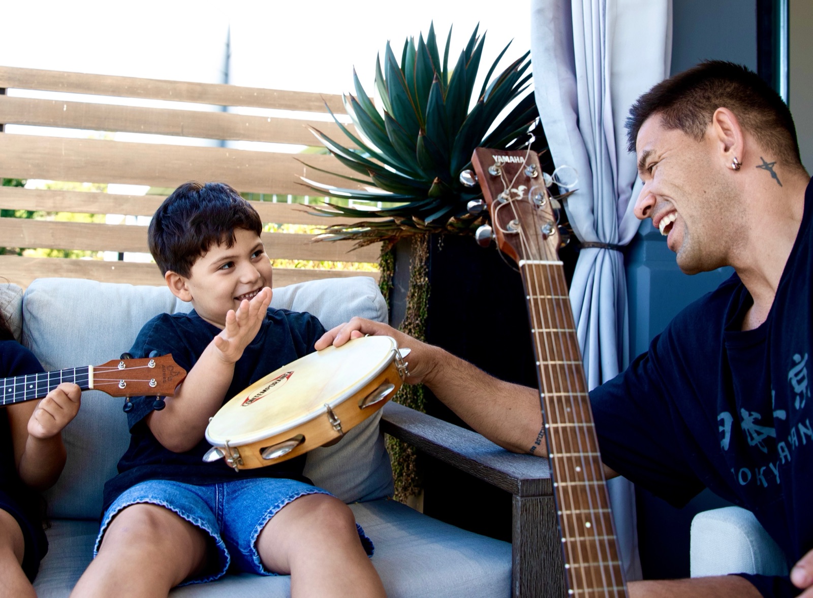 A tambourine lesson, full of smiles